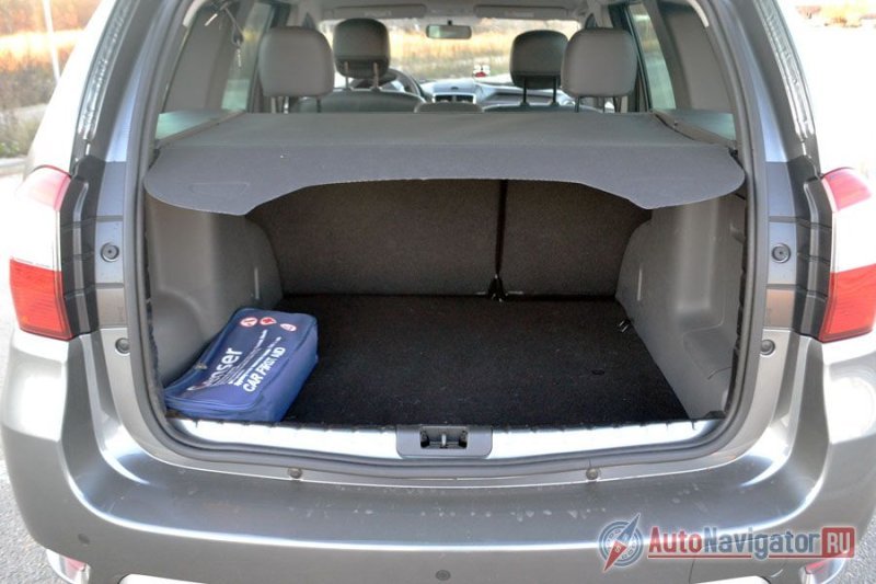 Багажник хорошего объема, но от сдвигающейся полки воротит в сторону. Дешевле решений я еще не видел
