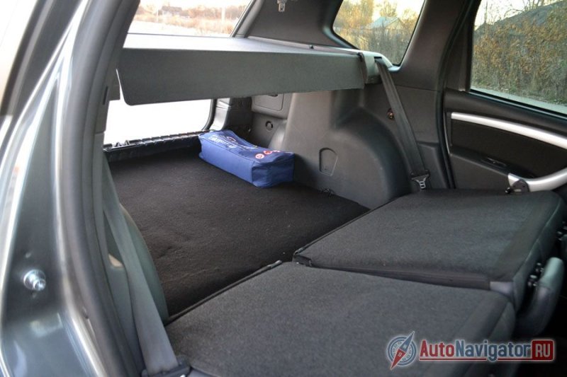 Спинки заднего дивана разрезные и складываются по отдельности. Жаль только, что без наклона не получается