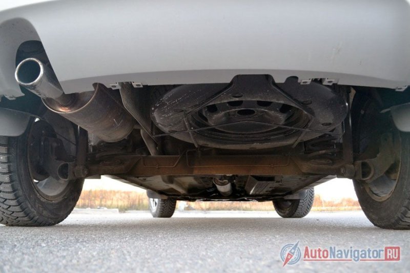 Запаска под днищем. А что, не так уж и часто она нам нужна, зато в багажнике просторней