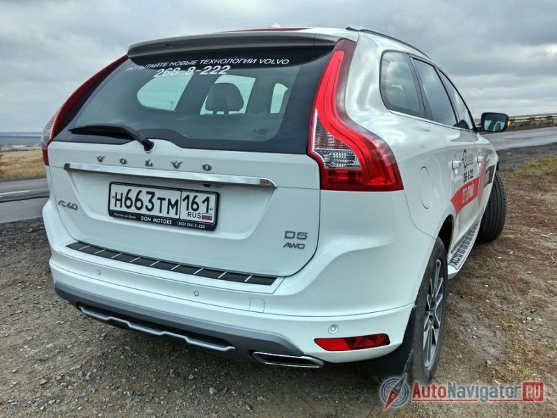 Верхнюю часть ниши, отведенной под номерной знак, теперь венчает хромированная полоска