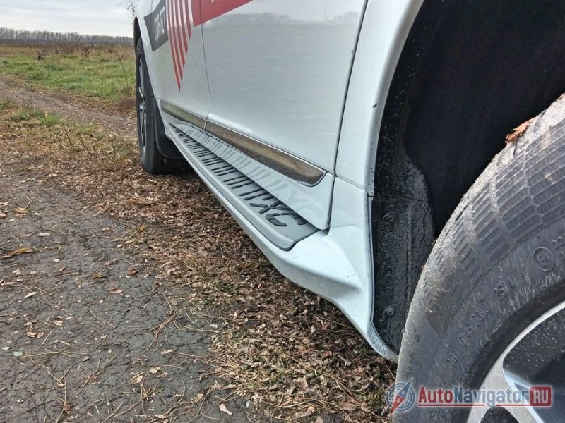Единственное, за что можно поругать XC60 – опциональные подножки. Функциональной нагрузки они не несут, а брюки пачкают сильно… 
