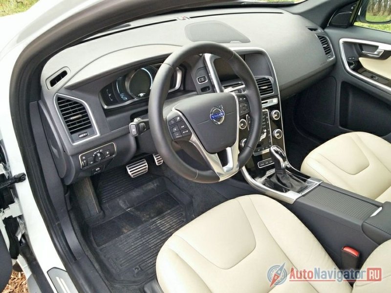 Что интересно – несмотря на дорогие материалы отделки, современные мультимедийные системы, высокое качество сборки и «плотную» компоновку салона, ощущение роскоши не «давит» на тебя, как в некоторых немецких машинах