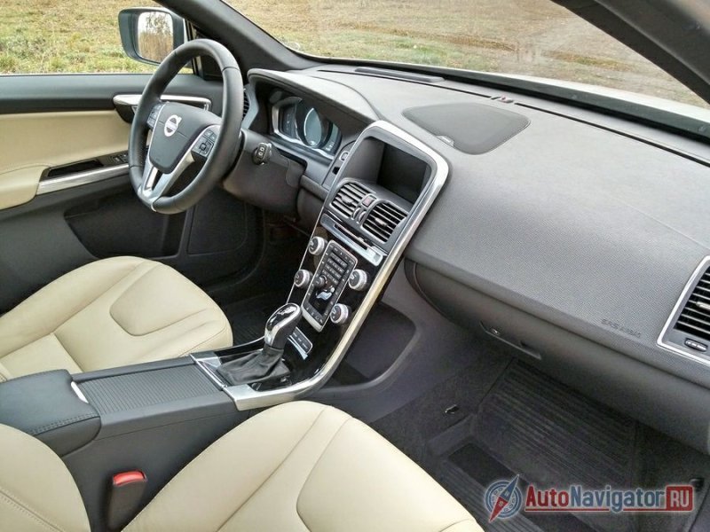 Головой ты понимаешь, что интерьер крут и очень эргономичен, но не зацикливаешься на этом, а просто едешь, не отвлекаясь на всевозможные ненужные визуальные «фуськи», которых нет в «Вольво» и которые любят выставлять напоказ производители других автомобилей