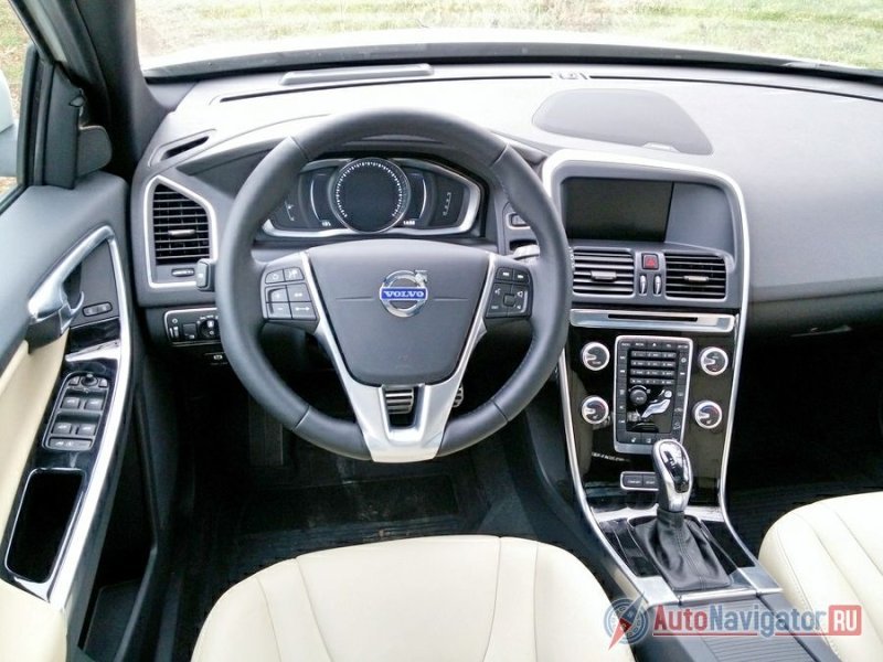 Интерьер рестайлинговой версии Volvo XC60 изменился незначительно, главное новшество – панель приборов, которая ранее устанавливалась только в модели V40 и V40 Cross Country