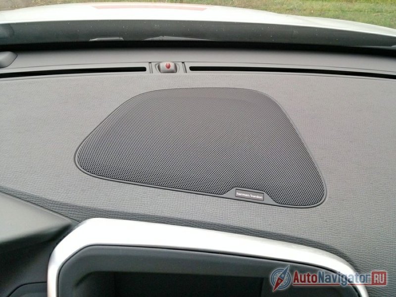 Из интересных электронных «фишек» «помолодевшего» XC60 можно отметить систему Volvo On Call с технологией Bluetooth, встроенным модемом и мобильным приложением, классную аудиосистему Premium Sound от компании Harman Kardon