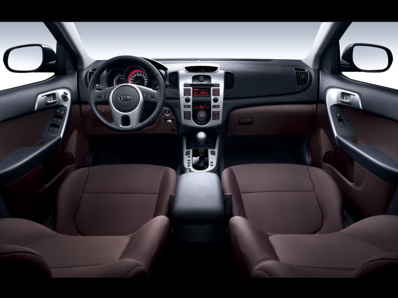 Салон предлагает неплохую эргономику, но разочаровывает быстрым старением материалов