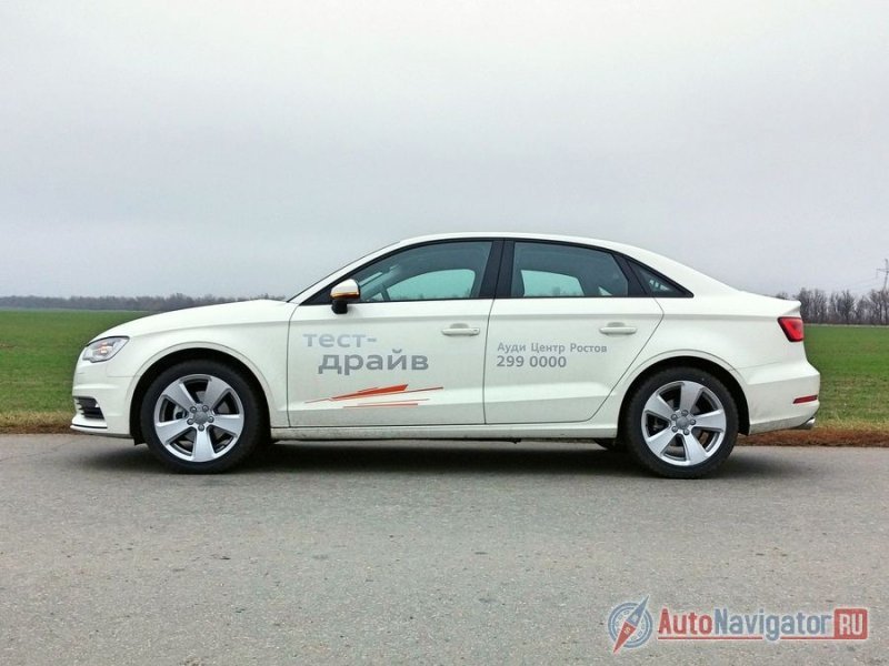 В профиль машина напоминает более крупную модель A4