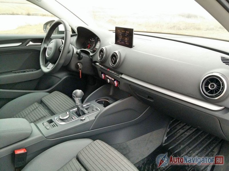 Архитектура передней панели весьма оригинальна