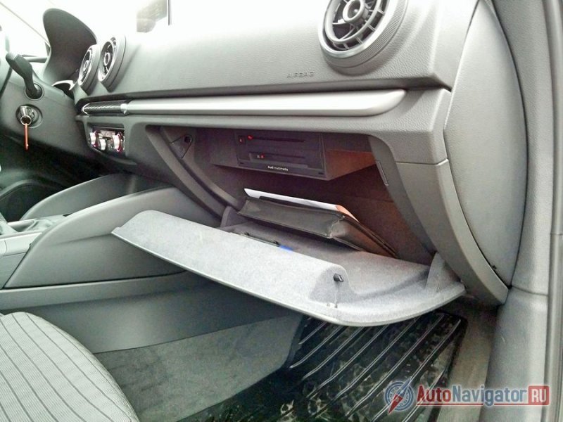 В перчаточном ящике спрятались чейнджер для CD/DVD и слот для карт памяти