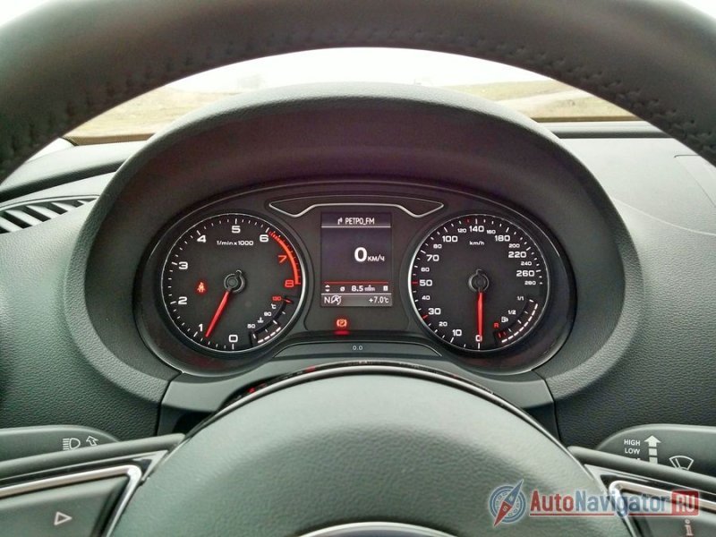 Панель приборов отличается компактностью и информативностью