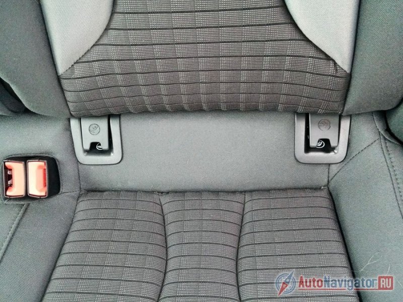В заднее кресло встроены крепления ISOFIX для двух детских кресел