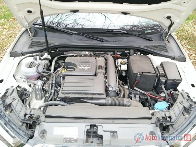 Мотор TFSI оборудован турбокомпрессором с электронным регулятором давления наддува, а также прямым впрыском топлива