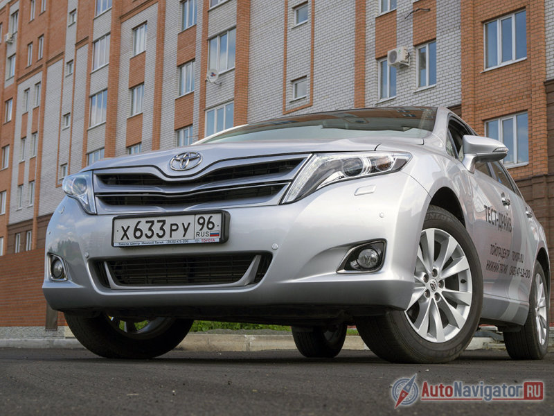 Узкие полоски светодиодных ходовых огней - один из немногих атрибутов актуального корпоративного стиля