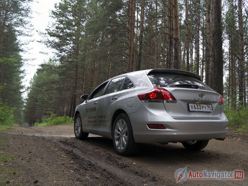 Играя с формой кузовных элементов, дизайнерам удалось придать некую легкость и изящность корме столь массивного  автомобиля