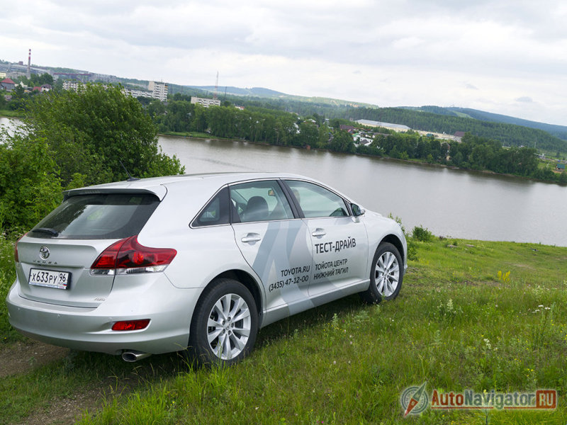 19-дюймовые легкосплавные колесные диски, предлагаемые уже в базе, несомненный плюс автомобилю с точки зрения эстетики