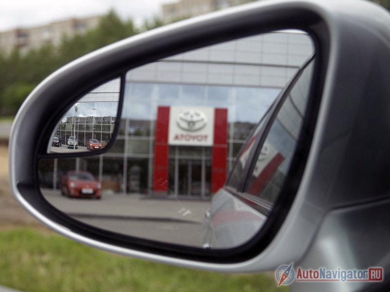 В угоду дизайнерской концепции зеркала заднего вида были принесены в жертву. От недостаточной обзорности не спасает даже эллиптический сегмент. Благо есть парктроники и камера заднего вида