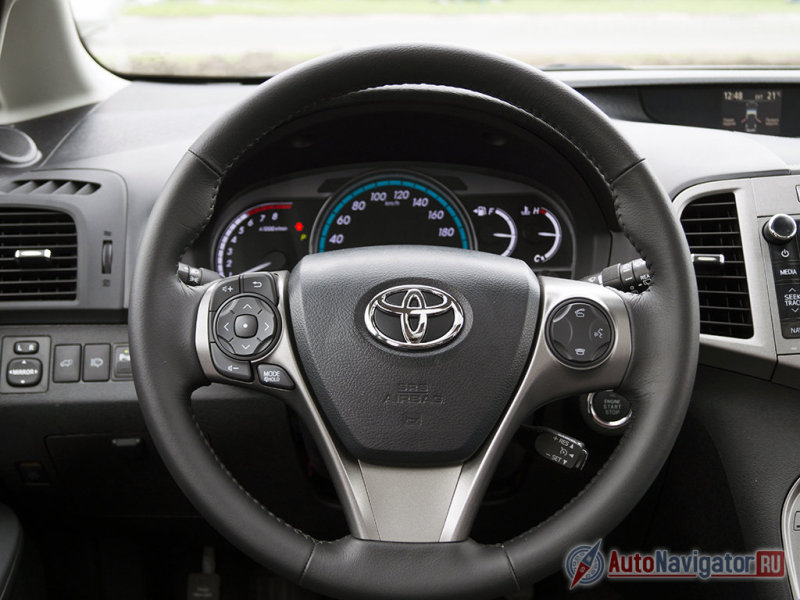 Мультифункциональное рулевое колесо напрямую позаимствовано у Camry, продающейся на американском рынке