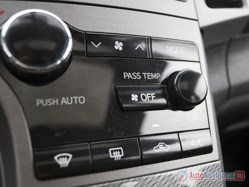 Незамысловатый блок управления климатической установкой логично вписывается в общую архитектуру салона