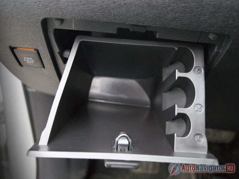 Бардачок, расположенный слева от водителя, имеет специальные ниши для американских монеток разного номинала. Такие мелочи выдают происхождение модели и задевают патриотические чувства