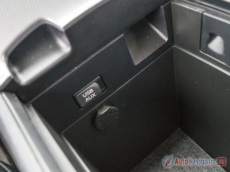 Внутри центрального бокса расположились USB-выход и розетка