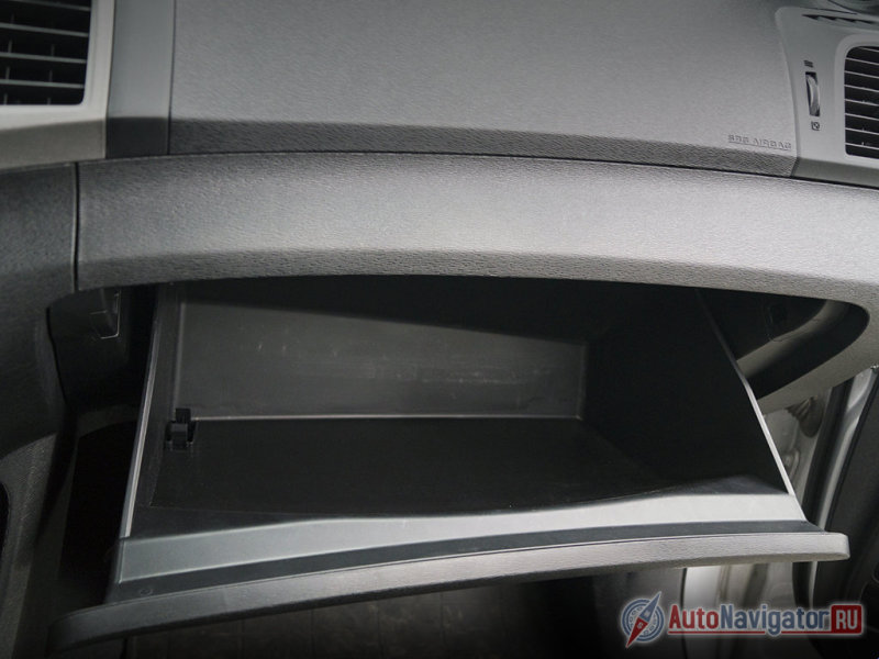 Бардачок имеет солидный объем и широкий проем