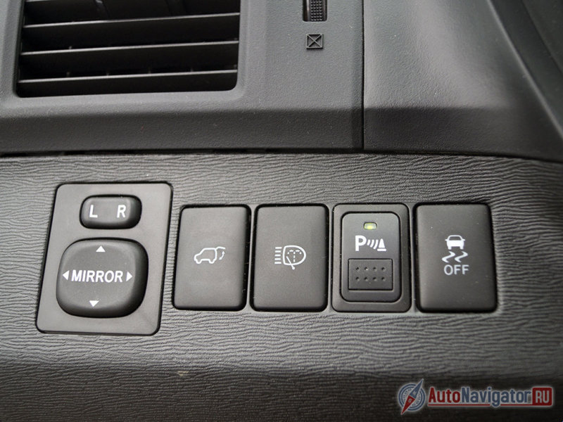Слева от водителя расположилась просто необходимая кнопка отключения парктроников (вторая справа). Без нее пришлось бы ездить в наушниках, т.к. датчики расположены неудачно и реагируют даже на низкорослую траву