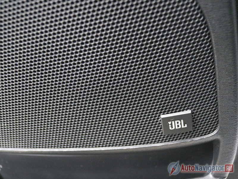 Премиум-акустика JBL звучит приятно, но не более того