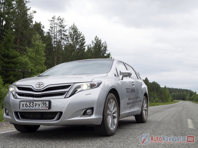 Дорожные неровности автомобиль отрабатывает деликатно, при этом...