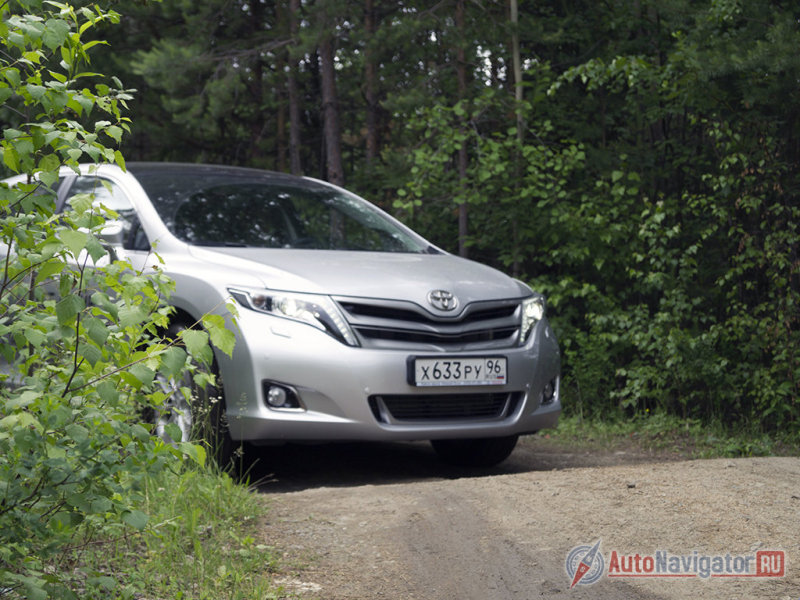 В силу большой длины колесной базы всегда стоит помнить о малом угле перелома. Данное обстоятельство предполагает прохождение перепадов грунта по диагонали. В противном случае есть опасность повиснуть на «брюхе»
