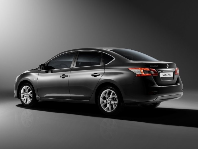 Корма выглядит стильно, этому способствуют фонари со светодиодными элементами и хромированная накладка на крышке багажника