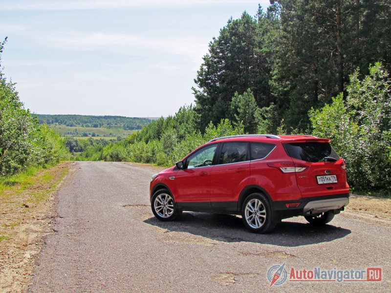 Завораживающей красоты у дизайнеров не получилось, но общий образ вышел законченным и опрятным. В чем-то заметна преемственность, несмотря на то, что нынешняя Kuga заметно крупнее предшественницы