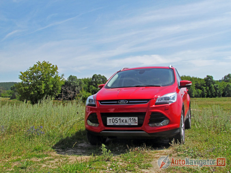 Передняя часть, в сочетании с ксеноновой оптикой и лентами ходовых огней, выглядит современно