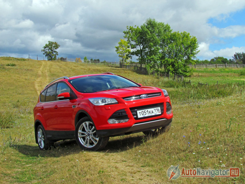 Для покорения бездорожья Kuga годится плохо, несмотря на внушительный клиренс в 198 мм. Хода подвески – асфальтовые, геометрическая проходимость – ограниченная, а жесткость кузова – недостаточная. На серьезных перегибах рельефа кузов похрустывает