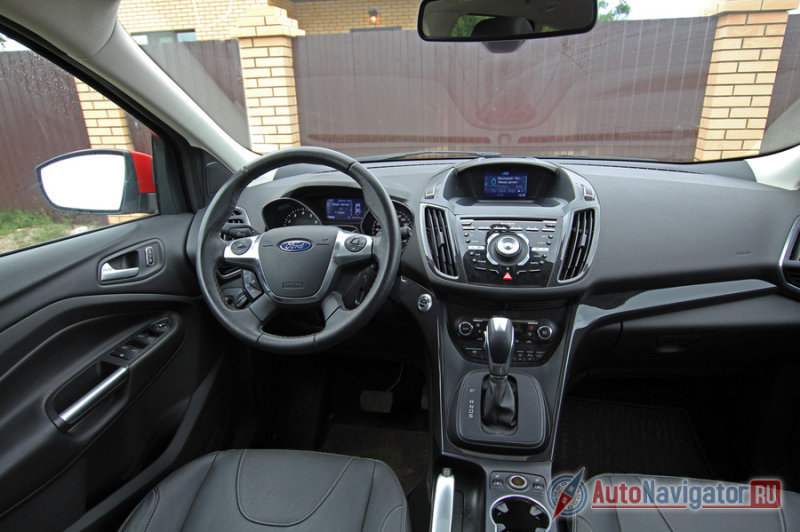 Салон сильно перекликается с «Фокусом». Архитектура панели подчеркнуто-футуристичная. При этом дизайн не сильно конфликтует с эргономикой. Серьезных неудобств внутреннее убранство не доставляет. Есть только малозначительные грешки (селектор КПП в режиме P перекрывает блок климатической установки)