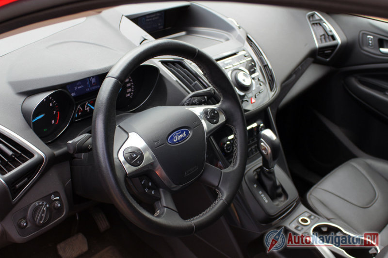 Качество материалов салона в комплектации Titanium Plus двоякое. Передняя полусфера отделана хорошей пластмассой с красивой фактурой и приятными тактильными ощущениями. Обшивка задних дверей выглядит не менее симпатично, чем впереди, но сам пластик здесь значительно тверже