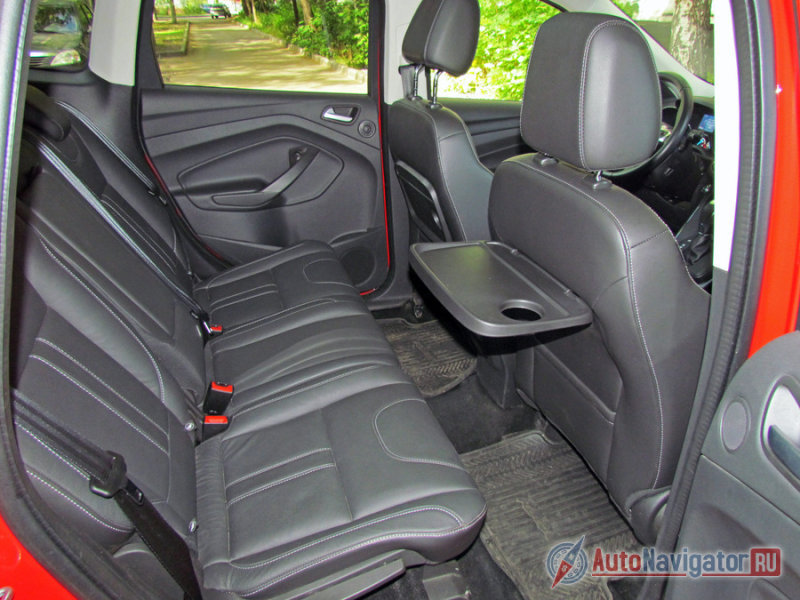 На заднем диване тесновато. Но в дорогой комплектации поездку скрашивают персональные столики, регулируемая спинка сидения, воздуховоды... 