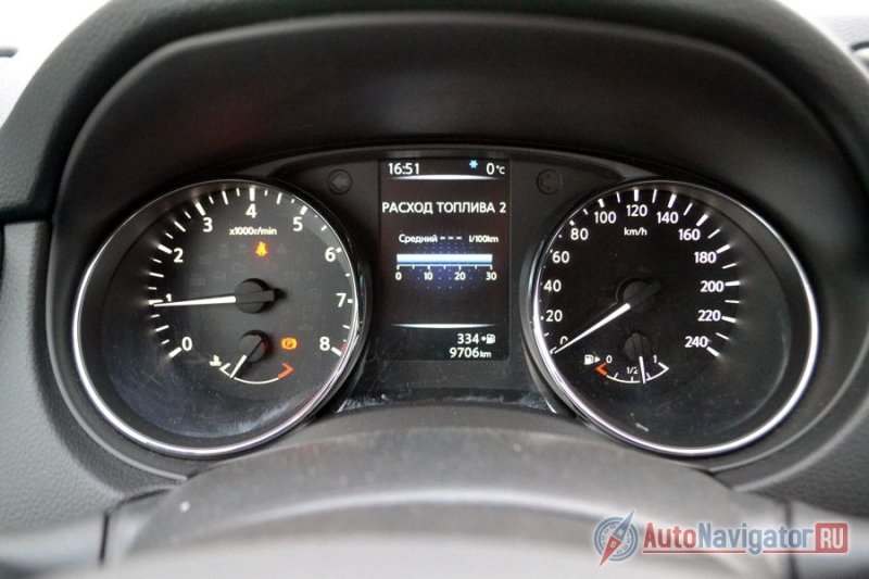 Приборы хорошо читаются, а бортовой компьютер снабжает всей необходимой дополнительной информацией. Твердая пятерка