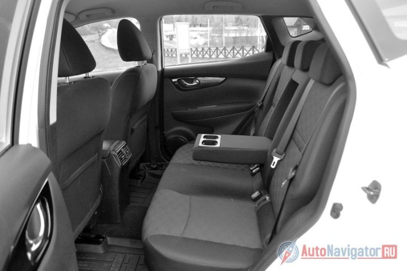 Сзади не слишком просторно, но колени и голова не упираются. Хорошо также, что есть подлокотник с подстаканниками и индивидуальные дефлекторы обдува