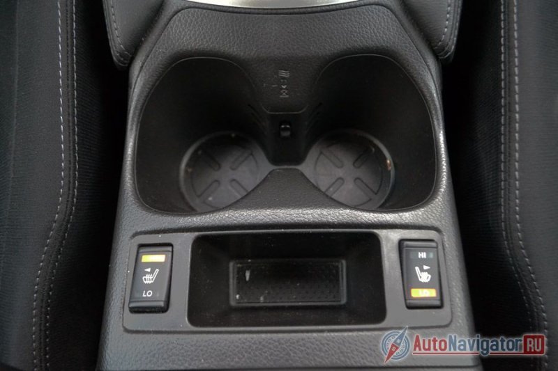 Два подстаканника с воздуховодами к ним. То есть летом при включенном кондиционере, стаканчики будут охлаждаться