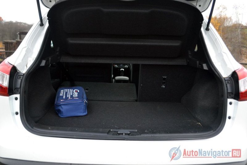 Багажник кажется небольшим, но на самом деле целых 430 литров. Правда, если учесть не очень прямоугольную форму, холодильник или шкаф, скажем, могут и не влезть