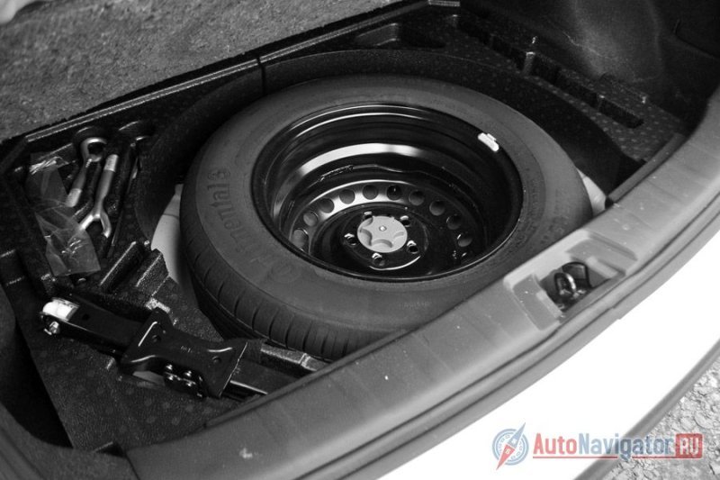 Под полом запаска и стандартный набор инструментов. А сам фальшпол – это обычная фанерка, не очень эстетично, но свои функции выполняет