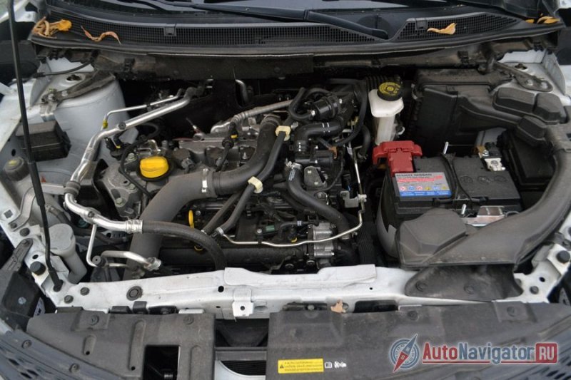 Мотор объемом 1,2 литра ничем не прикрыт, а на аккумуляторе и разных трубочках написано Renault – глобализация в чистом виде. Детали общие