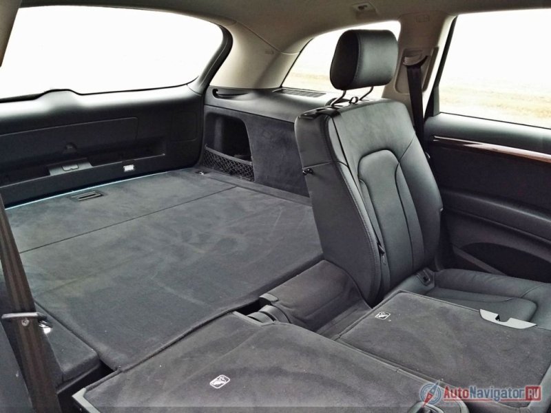 По заказу Q7 можно укомплектовать третьим рядом сидений, превратив машину в 7-местную