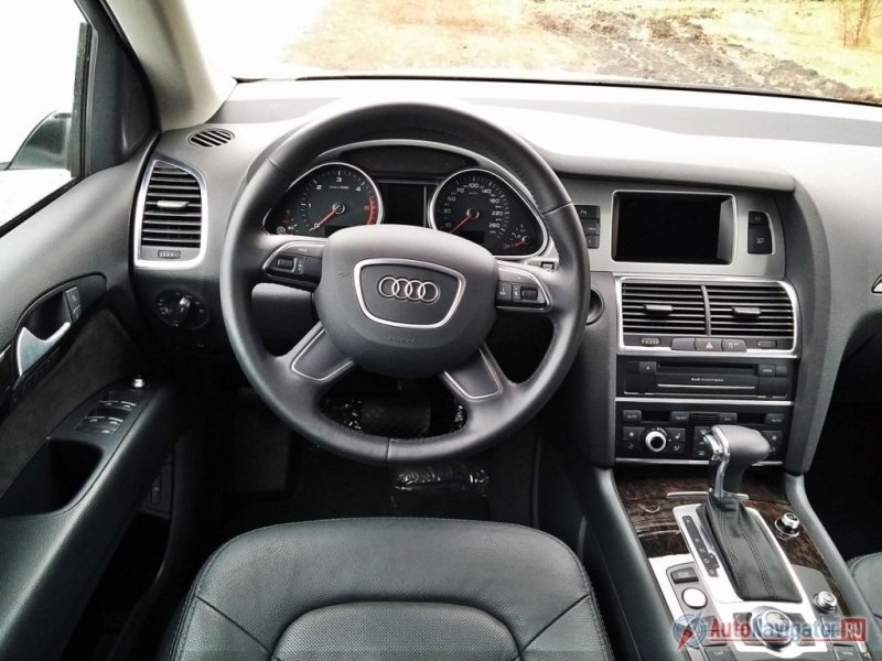 Конечно, даже при беглом знакомстве с интерьером становится понятно, что внедорожнику уже много лет: некоторые его элементы выглядят архаичными