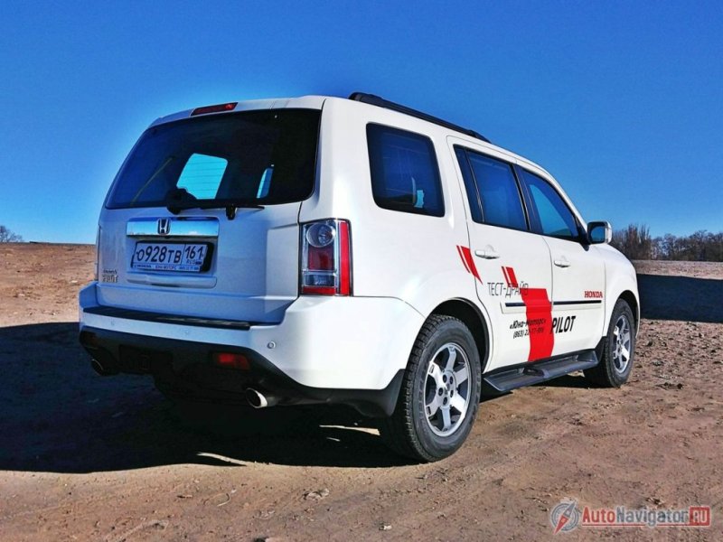 Автомобиль изначально был создан для рынка США, появился в РФ в 2008 году, слегка обновился в 2012 году и сейчас, на фоне многих своих конкурентов, выглядит как аналоговый радиоприемник, лежащий рядом с плеером iPod