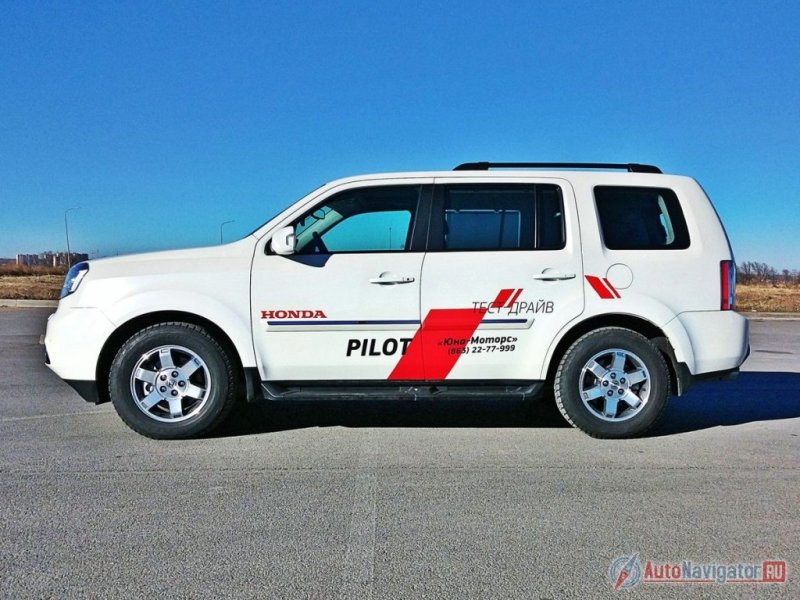 Издали заметив длинный и высокий кирпич «кирпич», понимаешь, что перед тобой – практичная машина, основное предназначение которой – довести без приключений несколько человек (а салон у Pilot 8-местный) из точки «А» в точку «Б»