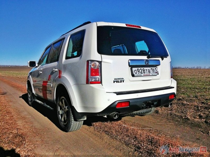 Да, сложно назвать Honda Pilot красивым, но то, что он самобытен и внушает уважение – факт