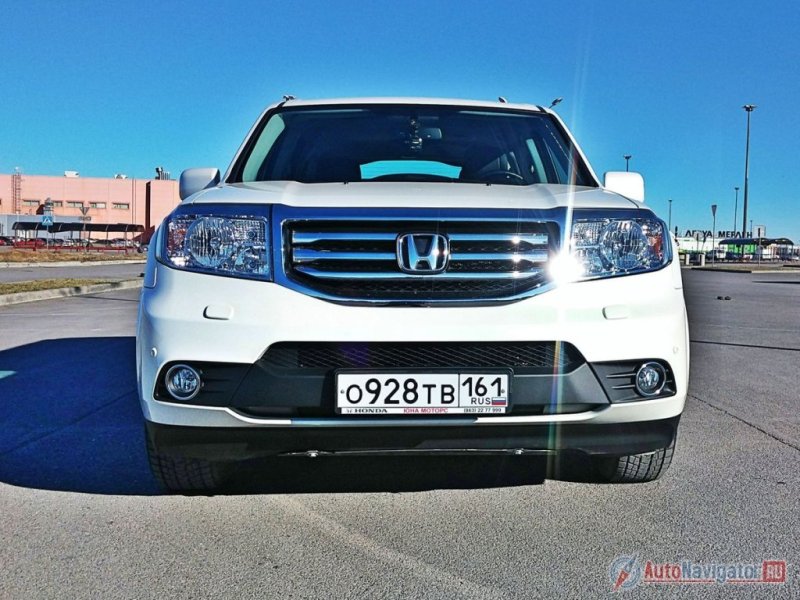 Дизайн без изысков – очень крупные светоблоки, большая хромированная радиаторная решетка, красивые и массивные колесные диски, прочные пороги с подсветкой