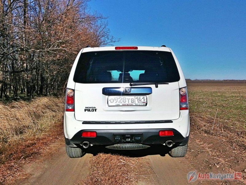 Запасное колесо расположено под днищем. Не очень практичное решение, зато в багажнике места много