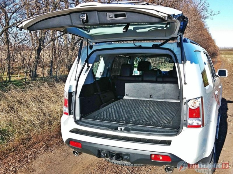 Багажный отсек большой и располагает прямоугольной формой, а также дверью с электроприводом